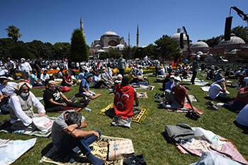 أردوغان يشارك الآلاف أداء أول صلاة في آيا صوفيا بعد إعادته إلى مسجد