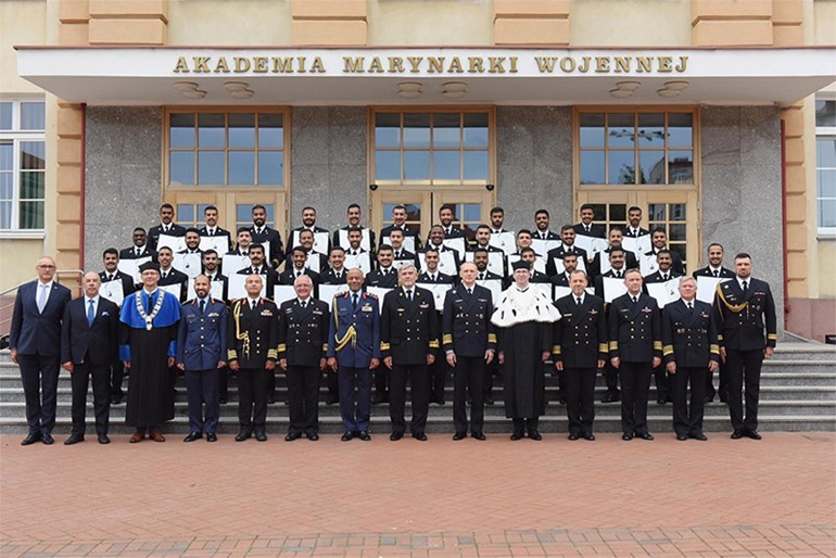 الإدارة العامة للعلاقات والإعلام الأمني: 18 ضابطاً بحرياً خريجاً في الأكاديمية البحرية الپولندية