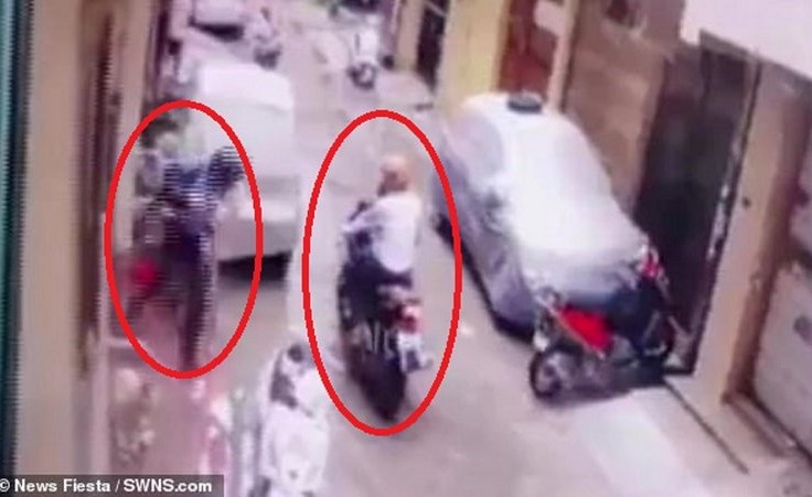 بالفيديو.. أم تتحول إلى وحش كاسر في عشر ثوان بعد محاولة خطف طفلتها