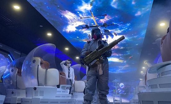 بالفيديو.. عمليات تعقيم في دور السينما الصينية تزامناً مع إعادة افتتاحها