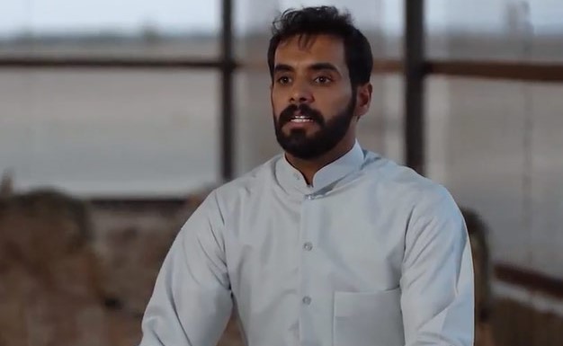 بالفيديو.. قصة “مخاوي الذيابة”  شاب سعودي اعتزل البشر واختار البقاء مع “الحيوانات” !