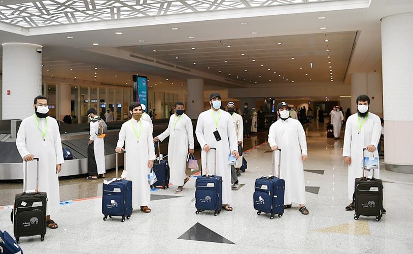 مجموعة من حجاج بيت الله الحرام لدى وصولهم الى مطار الملك عبد العزيز بجدة	(واس)
