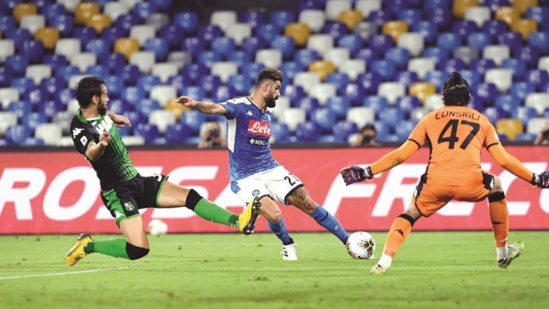 «النيراتزوري» وصيفاً.. ونابولي و«VAR» يهزمان ساسولو