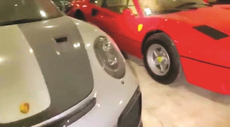صورة لبعض السيارات المضبوطة بحوزة المتهمين