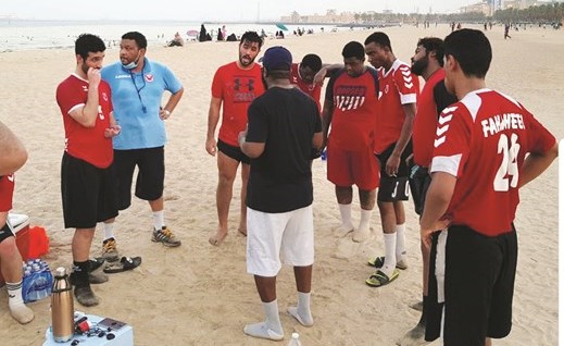 «يد» الفحيحيل يتدرب على الشاطئ