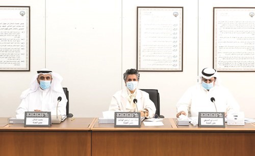 الحميدي السبيعي وصفاء الهاشم ومحمد الدلال خلال الاجتماع
