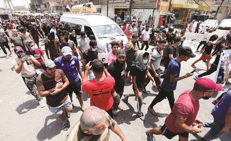 تشييع أحد ضحايا المظاهرات في ساحة التحرير ببغداد	 (رويترز)
