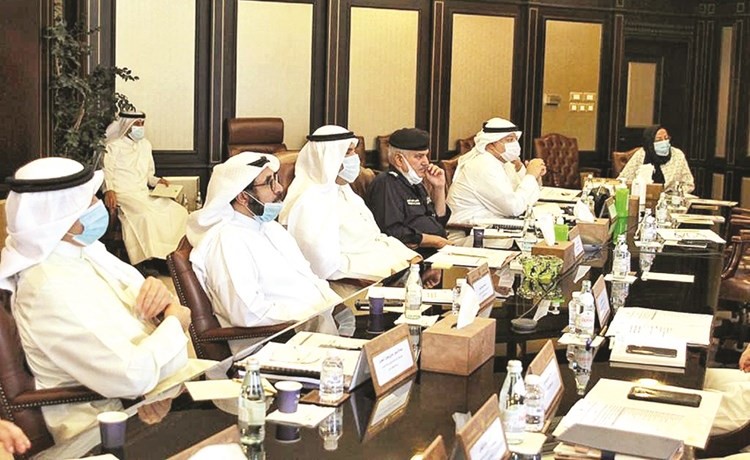 الشيخ سلمان الحمود خلال الاجتماع