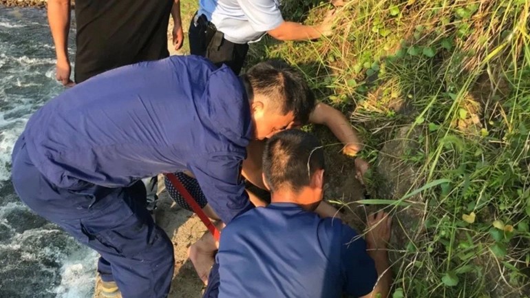 بالصور.. إنقاذ طفل جرفته مياه النهر إلى كهف تحت الأرض بأعجوبة