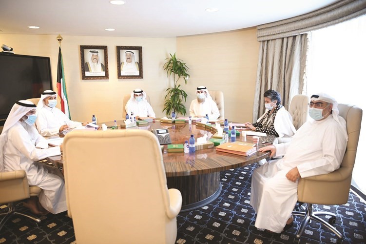 الرئيس مرزوق الغانم ود. عودة الرويعي ونايف المرداس وخالد الشطي وصفاء الهاشم وعلام الكندري خلال اجتماع مكتب المجلس