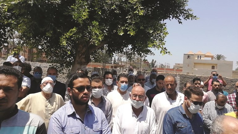 جانب من تشييع جثمان طبيب الغلابة لمثواه الأخير بالبحيرة وفي الاطار صورة له