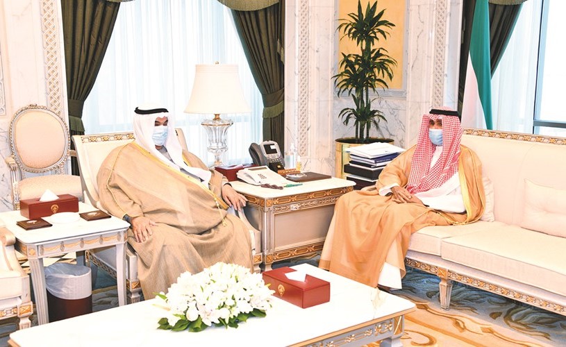 سمو نائب الأمير وولي العهد الشيخ نواف الأحمد خلال استقبال سمو الشيخ ناصر المحمد