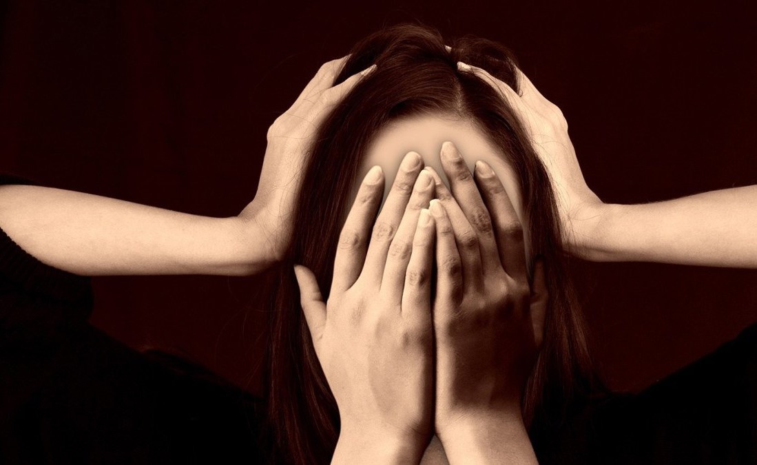 بعد صياح امرأة مثل الديك.. اكتشاف مرض نادر يجعل المصاب به يظن أنه "حيوان"