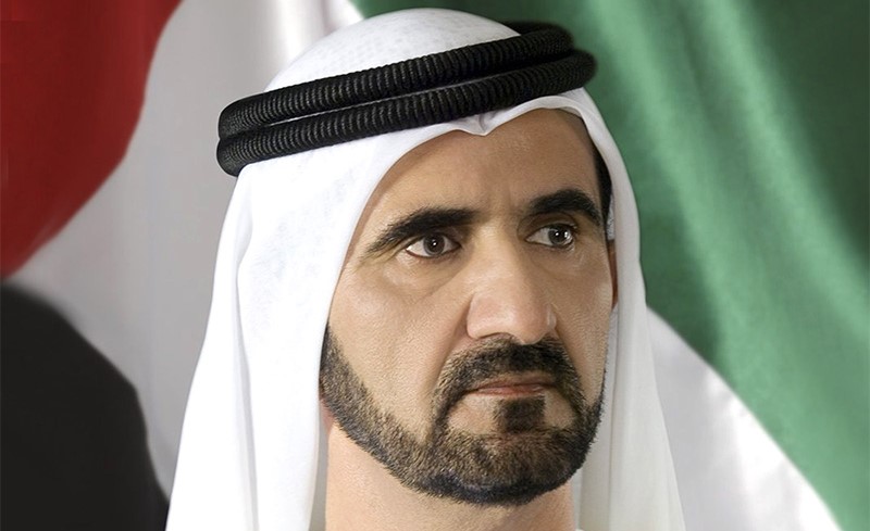بالفيديو.. محمد بن راشد يزور مقهى في دبي ويجلس وسط الحضور