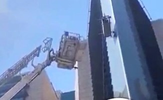 الاستعانة بسلم الاطفاء لانقاذ الوافدين
