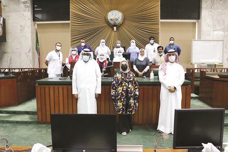 فريق إدارة الصحة العامة في مبنى المجلس البلدي
