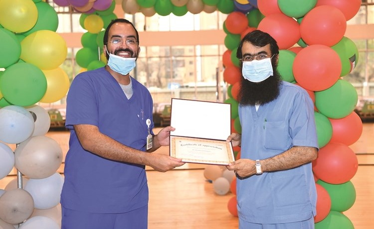 د. عبد الرحمن الكندري مكرما د. عبد الله العبد الجليل