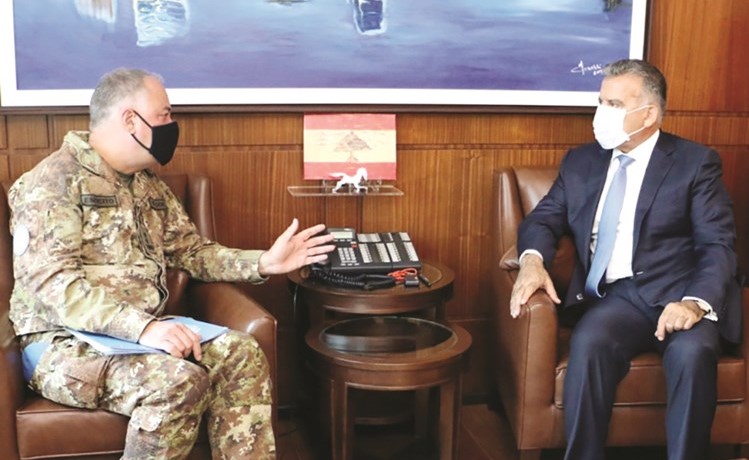 المدير العام للأمن العام اللواء عباس إبراهيم مستقبلا القائد العام لقوات اليونيفيل في جنوب لبنان الجنرال ستيفانو دل كول	(محمود الطويل)