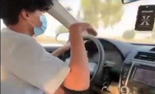 بالفيديو.. شاب يقحص بسيارته ويستمع الأغاني.. وهذا ما حدث