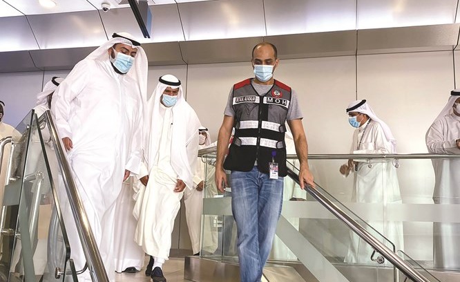 الشيخ د.باسل الصباح والشيخ سلمان الحمود خلال جولة في المطار