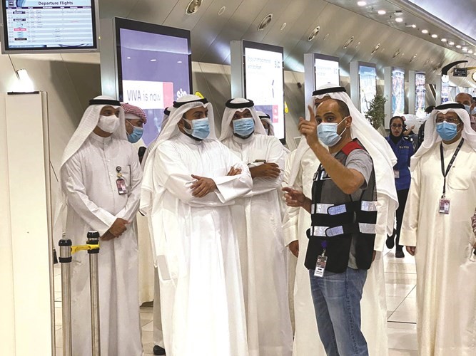 الشيخ د.باسل الصباح يستمع لشرح حول آلية الإجراءات الصحية بالمطار