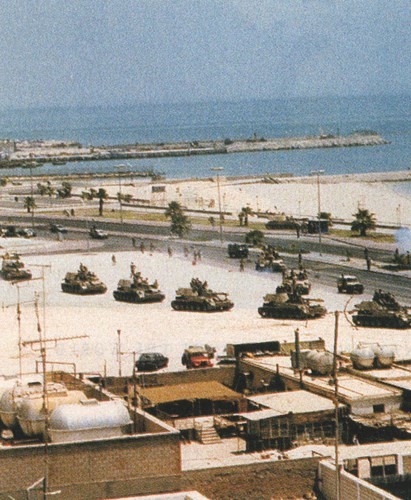 دبابات الغزو العراقي الغاشم في بداية دخوله الاراضي الكويتية