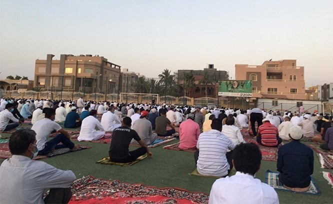 بالفيديو والصور.. خطبة العيد تدعو للأمير : اللهم ألبسه ثوب الصحة والعافية ومُنّ عليه بدوام الشفاء ورده إلى وطنه وأبنائه