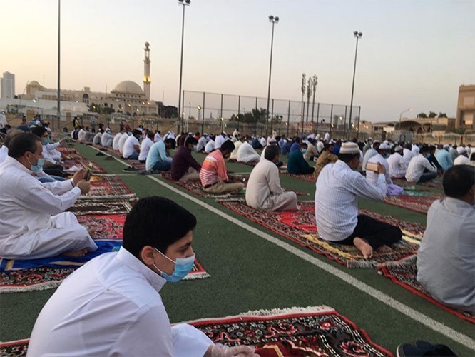 بالفيديو والصور.. خطبة العيد تدعو للأمير : اللهم ألبسه ثوب الصحة والعافية ومُنّ عليه بدوام الشفاء ورده إلى وطنه وأبنائه