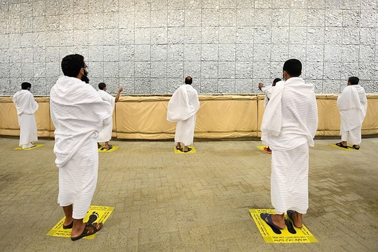 بالفيديو والصور.. الحجاج يرمون جمرة العقبة الكبرى ويؤدون طواف الإفاضة