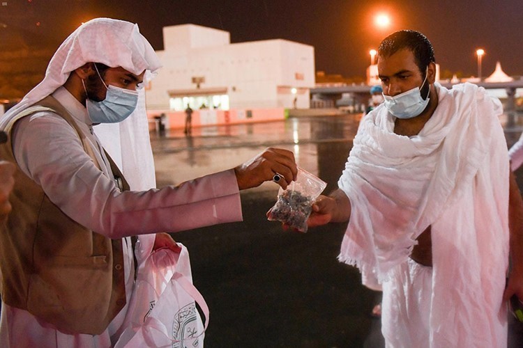 بالفيديو والصور.. الحجاج يرمون جمرة العقبة الكبرى ويؤدون طواف الإفاضة