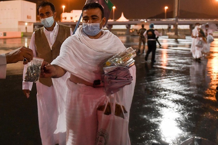 بالفيديو والصور.. الحجاج يرمون جمرة العقبة الكبرى ويؤدون طواف الإفاضة