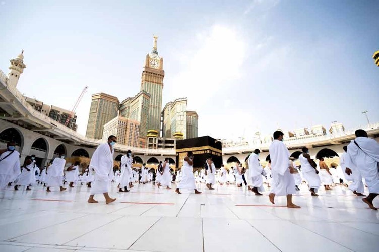  ضيوف الرحمن يؤدون طواف الإفاضة في المسجد الحرام بمكة المكرمة     (واس) 