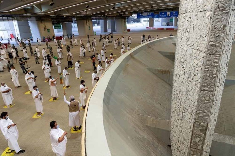  الحجاج يرمون جمرة العقبة الكبرى أمس    (واس) 