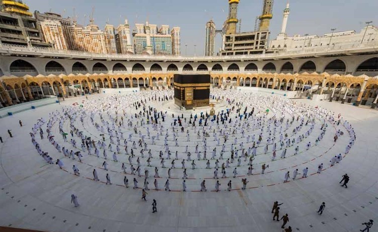 ضيوف الرحمن يؤدون طواف الإفاضة في المسجد الحرام بمكة المكرمة     (واس) 