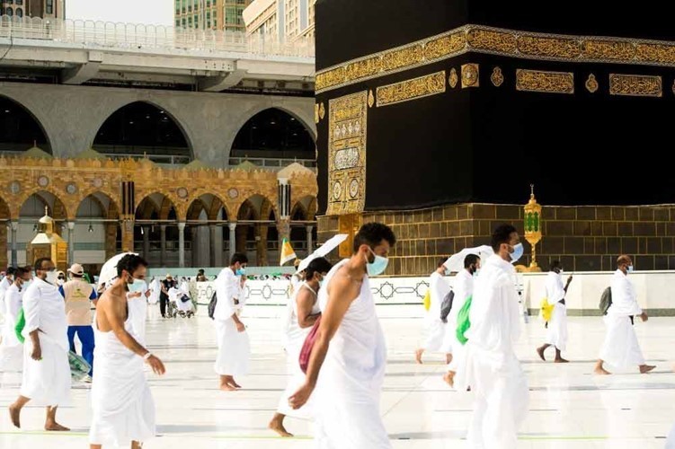  ضيوف الرحمن يؤدون طواف الإفاضة في المسجد الحرام بمكة المكرمة     (واس) 