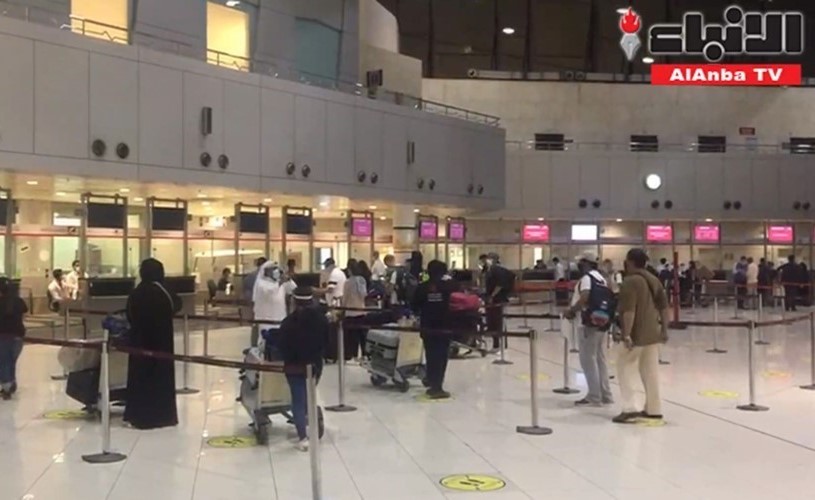 بالفيديو.. في أولى ساعات التشغيل التجاري لمطار الكويت.. مواطنون لـ "الأنباء": الإجراءات سهلة ونشعر بارتياح لعودة السفر