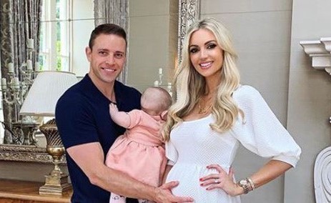 ملكة جمال العالم التي عانت 14 حملاً مُجهَضاً تفصح أنها حاملٌ بـ"توأمٍ معجزة"
