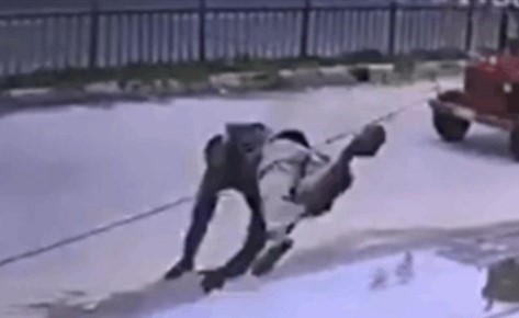 بالفيديو.. رجل يطير ويصطحب امرأة معه في حادث غريب