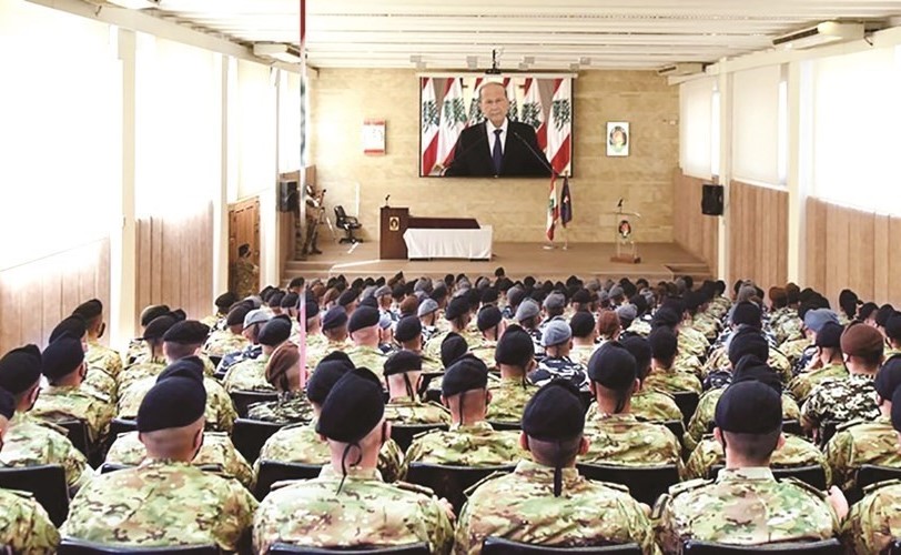 الرئيس العماد ميشال عون خلال حديثه مع الجيش وضباطه الجدد عبر الشاشة من القصر الجمهوري في بعبدا	(محمود الطويل)