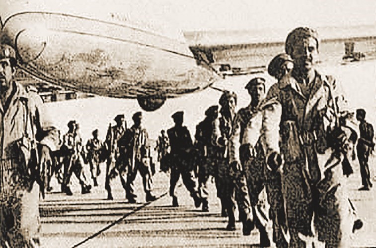لواء اليرموك المغادر إلى مصر عام ١٩٦٧ وفي يسار الصورة الشهيد الشيخ فهد الأحمد