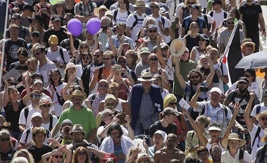 بالفيديو.. تجمع الآلاف في برلين احتجاجا على القيود التي وضعت لمكافحة انتشار كورونا