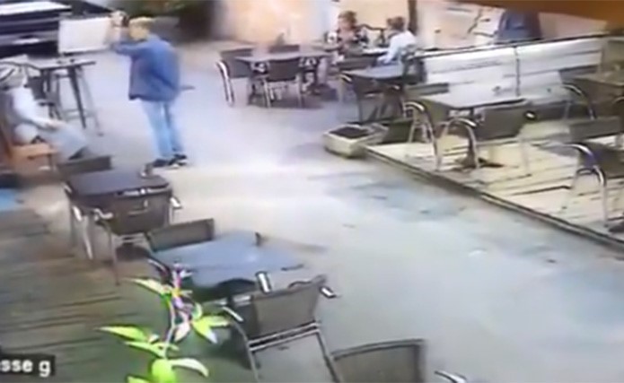 بالفيديو.. شاهد امرأة في فرنسا تسحق مطعماً بشاحنة
