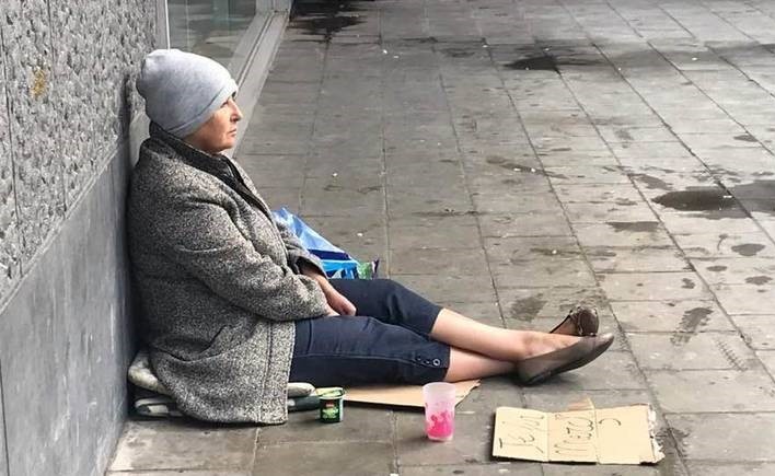 سياسية من أصول عربية تتسول في شوارع بروكسل.. ماذا جرى؟