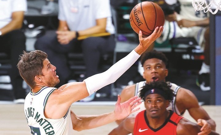 روكتس ومافريكس إلى الأدوار الإقصائية في الـ  « NBA  »
