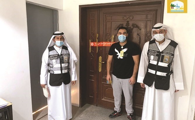فريق البلدية خلال إغلاق مقهى مخالف