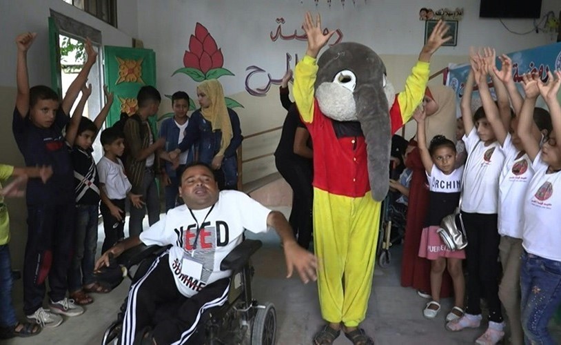 بالفيديو.. كوفيد-19 يقوض دخل زوجين معوقين يصنعان الدمى لإعالة أسرتهما في غزة