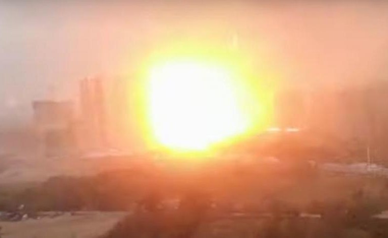 بالفيديو... كرة نارية ضخمة فوق مدينة صينية بعد صاعقة برق