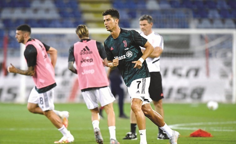 «كورونا» حرم رونالدو من باريس