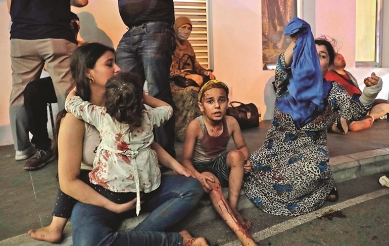عدد من الجرحى ينتظرون الحصول على العلاج خارج المستشفى في بيروت		(ا.ف.پ)
