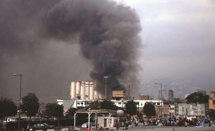  الدخان يتصاعد من موقع الانفجار	(محمود الطويل)